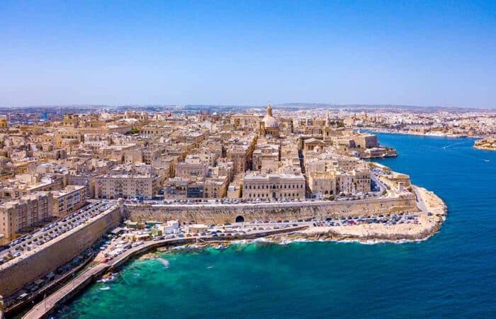 Hafen und Festungsmauern von Valletta Malta