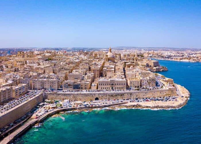 Hafen und Festungsmauern von Valletta Malta