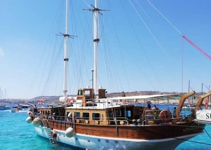 Schöne Holzjacht Comino Kreuzfahrt