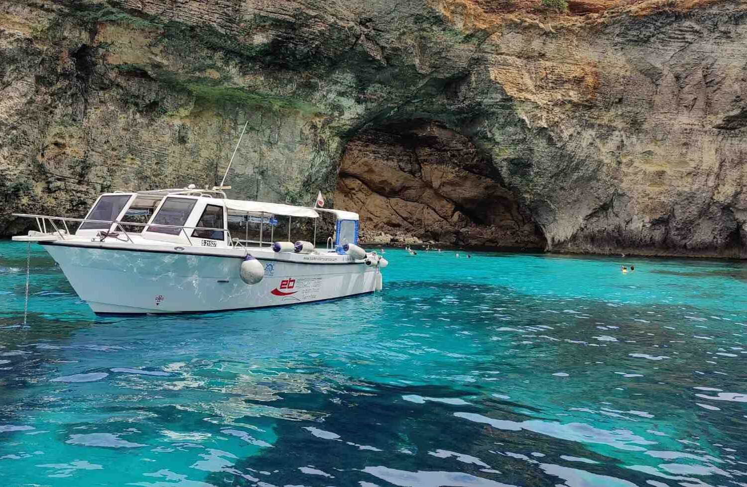 Schwimmen in den Höhlen von Comino während einer Jeeptour auf Gozo