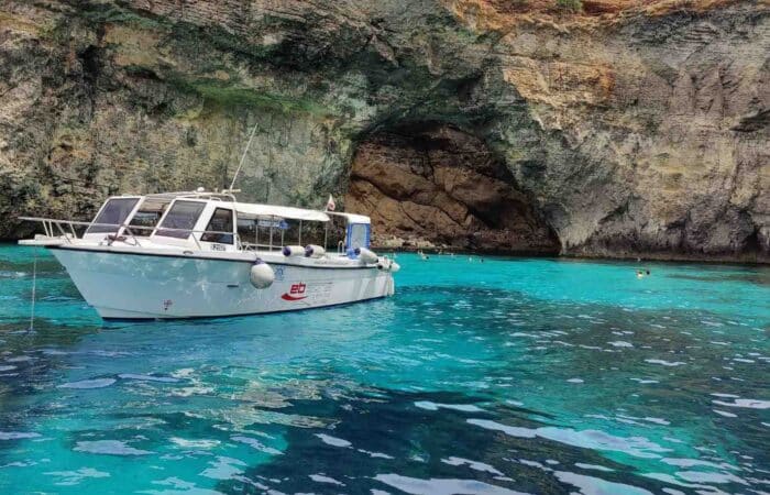 Nadar en las cuevas de Comino durante una excursión en jeep por Gozo