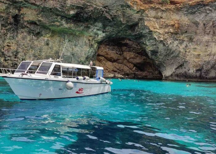 Schwimmen in den Höhlen von Comino während einer Jeeptour auf Gozo