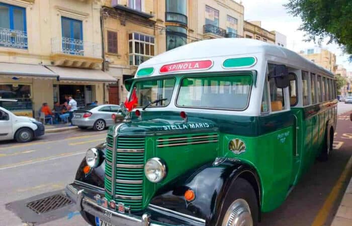 Zabytkowy maltański autobus w Mosta